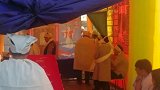 河南荥阳一农户家老人去世，请来职业祭灵人，半小时就要300元