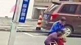 南通警方通报城管拎摔摆摊老人：行拘15日罚款1千