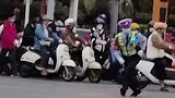 交警在路中间指挥交通动作标准堪比军姿