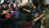 西甲-1718赛季-美国皇马球迷嗨翻!为得签名占领一条街 球员都惊呆了-专题
