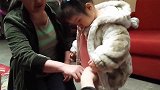 中国女孩被父母抛弃后，被外国养母宠成小公主，太羡慕了