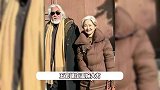 74岁张纪中带着老婆外出游玩，丈母娘罕露面比他还年轻，皮肤白皙气质出众