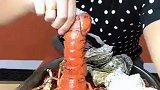大哥，就你抓着吃海鲜的样子，到现在应该还没对象吧