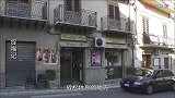 猫咪被三位壮汉包围，猫咪：能不能吃完在撸