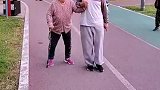 爷爷扶着奶奶一路唱歌互相打气，这就是相濡以沫