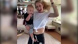 库尔尼科娃和她的小baby跳舞 ​baby蒙蒙不知所措