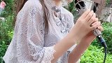 姑娘唱了一首《梅花泪》，人美歌甜，好听极了
