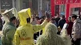 兄弟三人帮家里卖东西，想出了的方式！