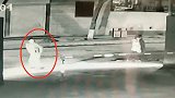男子凌晨当街对女生脱裤裸露 2女生受惊后狂奔逃走