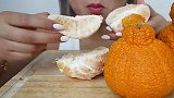 美女吃橘子，吃的有滋有味