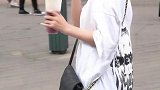 自古杭州出美女，小姐姐回头一笑真的好美，网友是恋爱的感觉！