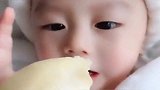 给宝宝喂了一口榴莲，宝宝的表情太萌了