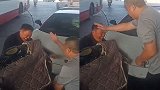 北京一男子骑电车逆行不慎撞上兰博基尼 拎起头盔狂砸自己脑袋