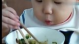 1岁宝宝用筷子吃面条，简直就是吃面条界的神通，笑喷了