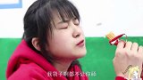 可乐想吃同桌的辣条被拒绝，第2天竟扮成机器人套路辣条，无硼砂