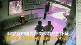 逃犯来办户籍 女警飞身将其扑倒控制