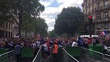 这阵势太可怕！法国球迷齐聚城市广场酒店外呐喊
