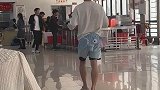 这小哥的裤子太性感了