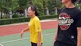和女生打球，一个假动作球不见了，让对方一脸懵逼！