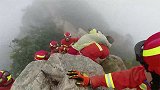 辽宁大连：6旬大妈挑战峭壁摔伤被困，救援堪比“极限运动”