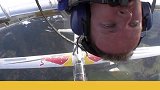 奥地利红牛跳伞队员斯坦纳，在2100米的高空从一架飞机转移到另一架飞机，令人叹为观止 极致新春