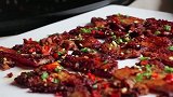 胖妹用大铁锅煎五花肉，一口吃3片好过瘾，奶奶牙齿都咬掉了