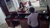 女孩被男子当众推搡扇耳光 连踹三脚狠狠“反杀”