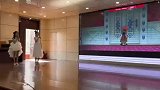 两个小姑娘为电影配音
