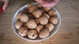 剥核桃皮有妙招，核桃上锅蒸几分钟，只用手就能剥出完整核桃仁