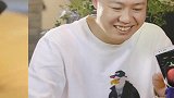 萌宝僵小鱼，僵小鱼摆各种造型给爸爸看，网友：行走的表情包！