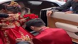 新郎是清华博士，新娘硕士，眼前这一幕，真是郎才女貌啊！