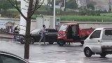 轿车与三轮车起争执，大爷气得抄起锄头