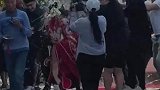 接亲途中新郎抱着新娘寸步难行，拍摄者：新娘没生气