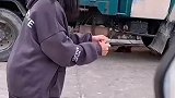 放炮炸大公鸡，大妹子真会玩