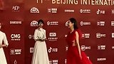 Angelababy红心长裙造型 亮相红毯，这个表现力绝了北京国际电影节 云赏北影节