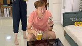 玩手机喝啤酒不理老婆，后果很严重！