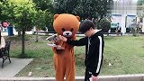 网红熊发传单，路人不接他就准备打人，结果悲剧了