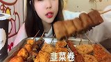 小姐姐吃一盘子的烤串，一串一串吃的真香，吃相诱人
