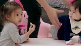 修杰楷鼓励波妞作弄咘咘，波妞撞到桌子，大哭了起来！