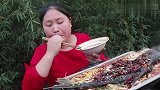 胖妹在家吃烤鱼，4斤湄公鱼烤一锅，香辣够劲