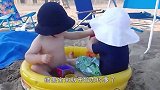 妈妈带1岁宝宝去海边玩，结果宝宝接下来这番操作，妈妈看到笑喷