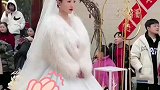新娘端庄大气惊艳了，这个穿搭才是冬天结婚该有的样子