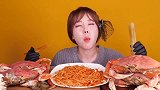 看看人家韩国女人怎么吃螃蟹，吃得太香了，吃相夸张又可爱