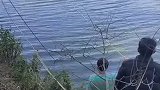 汽车掉进湖里，准备拉起来钢丝断了