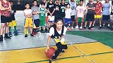 运球过人无解 这个女孩你敢跟她单挑吗