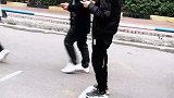 男子排队打游戏太入神，反应过来又不好意思插队