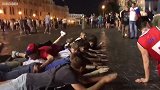 阿金费耶夫一战封神！ 俄罗斯球迷广场跪地膜拜