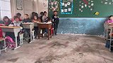 小学生在教室走秀，小胖绝对是C位