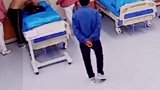 4岁女童发热39度多，出现惊厥症状，孩子的父亲顾不上穿衣服，光着膀子抱着孩子就跑到医院急诊室