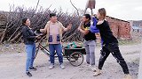 小伙下乡收破烂，刚进院子就被轰出来了，太逗了
